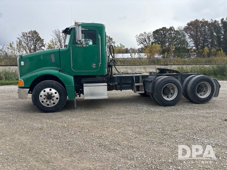 peterbilt-385-image-9
