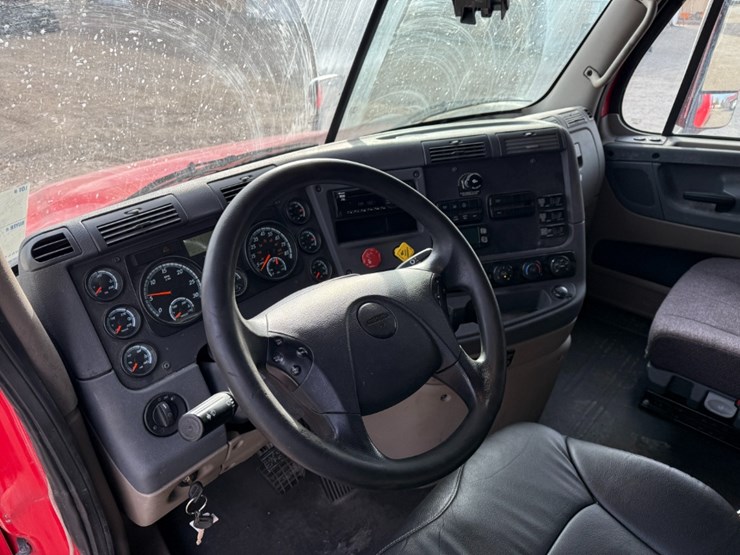2019-freightliner-cascadia-125-image-21