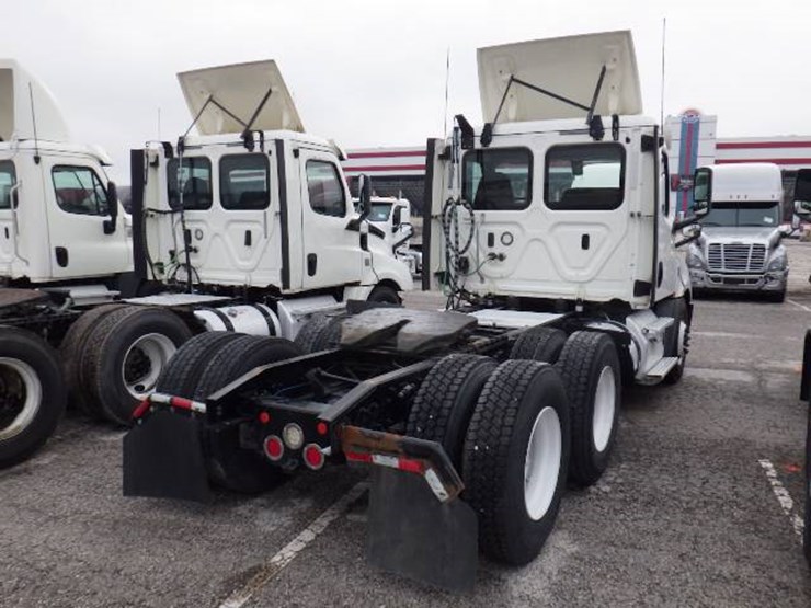 2018-freightliner-cascadia-126-image-9