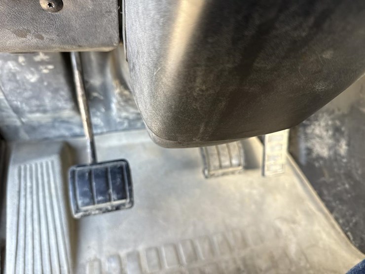 #1994-•-1999-volvo-day-cab-truck-tractor-image-48