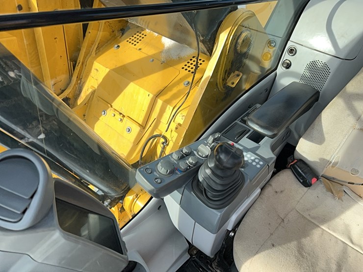 2017-deere-245g-lc-image-19