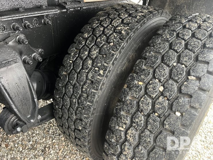 1999-freightliner-flc120-image-27