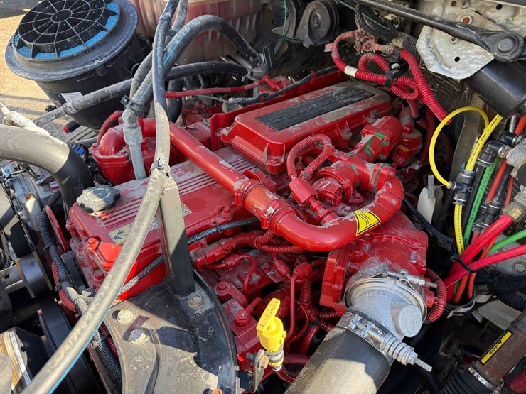 2017-freightliner-m2-106-image-20