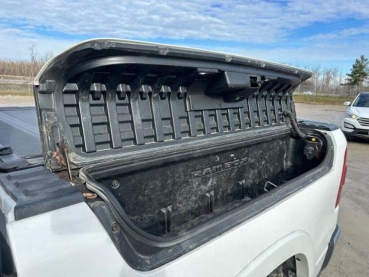 2020-ram-1500-laramie-longhorn-image-47