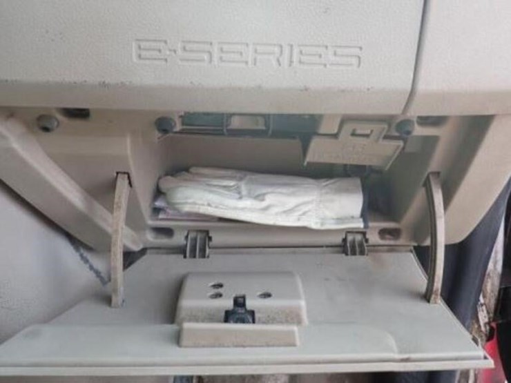 2010-ford-e350-xlt-image-31