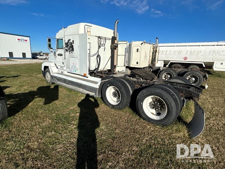 1996-freightliner-fld120-image-7