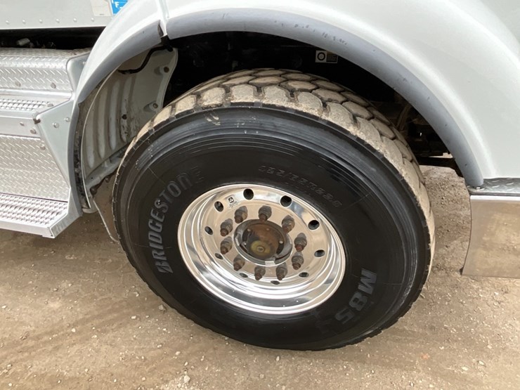 2015-peterbilt-365-image-7