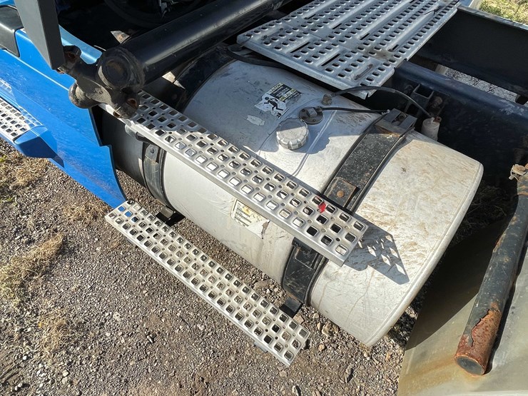 #202-•-2015-volvo-semi-tractor-(has-wi-title)-(denmark,-wi)-image-22