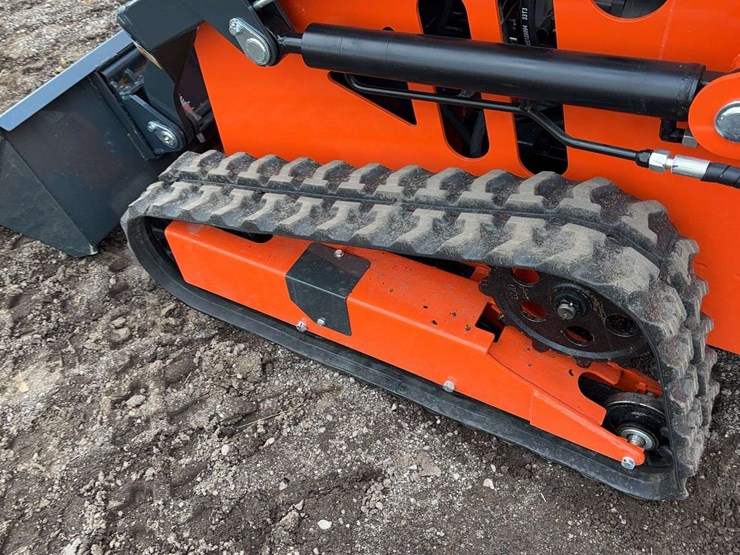 landhero-mini-stand-on-skid-loader-image-5