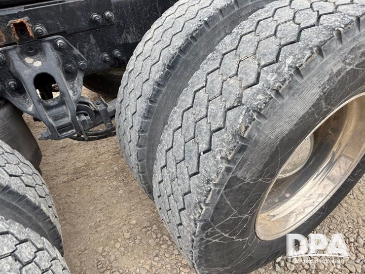 peterbilt-579-image-26