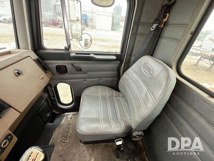 2001-peterbilt-330-image-57