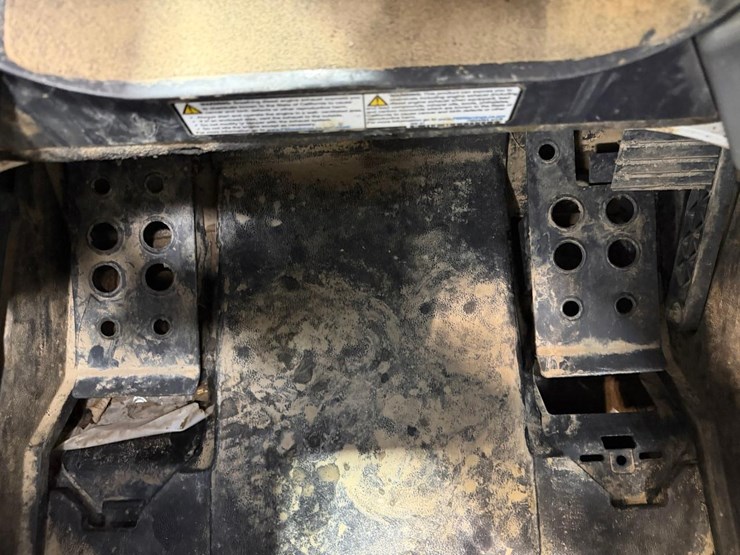 2022-bobcat-t740-image-31