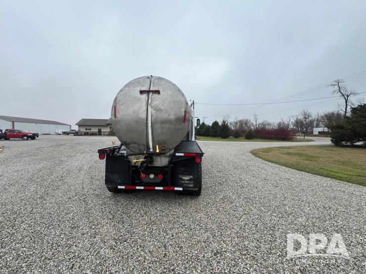 1999-freightliner-flc120-image-8