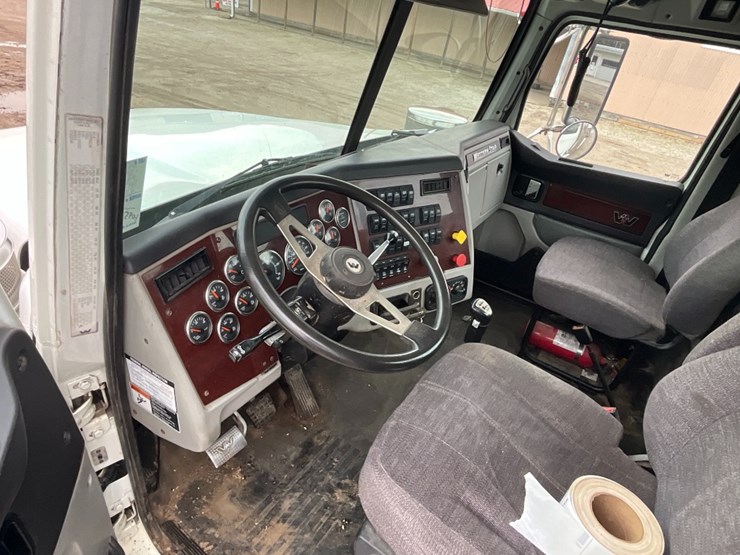 2015-western-star-4900sa-image-22