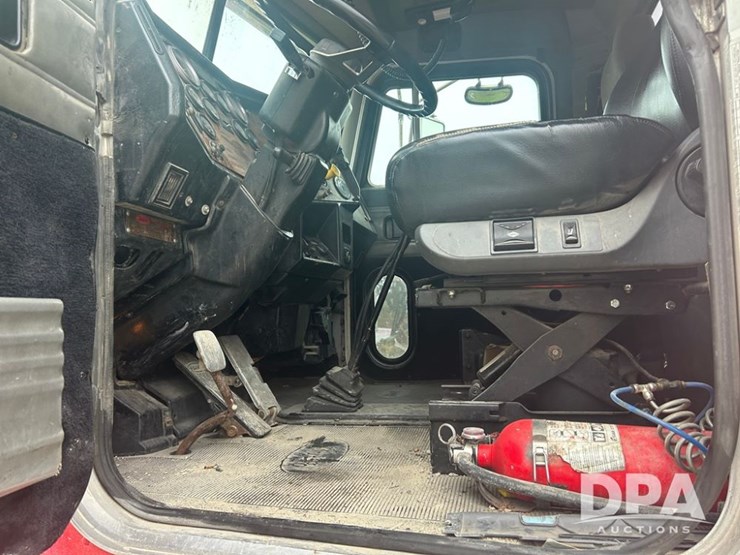 1999-peterbilt-379-image-60