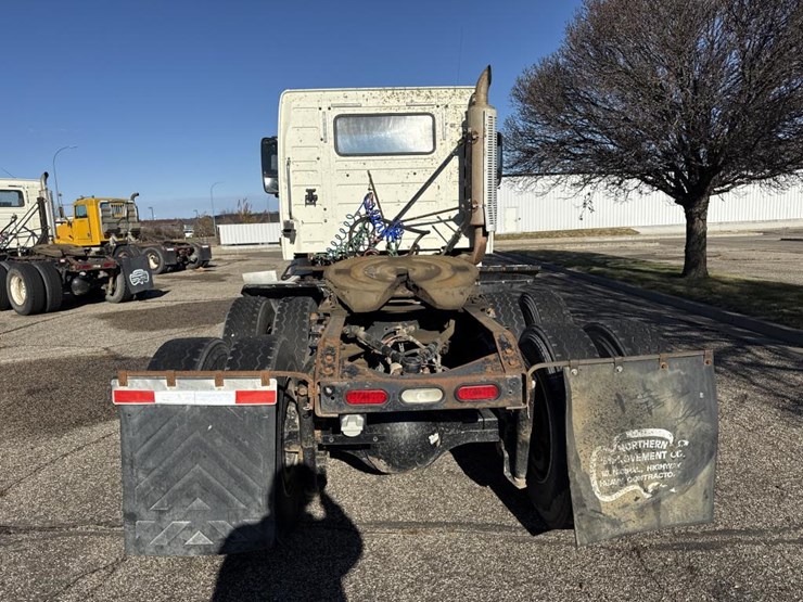 #1994-•-1999-volvo-day-cab-truck-tractor-image-4