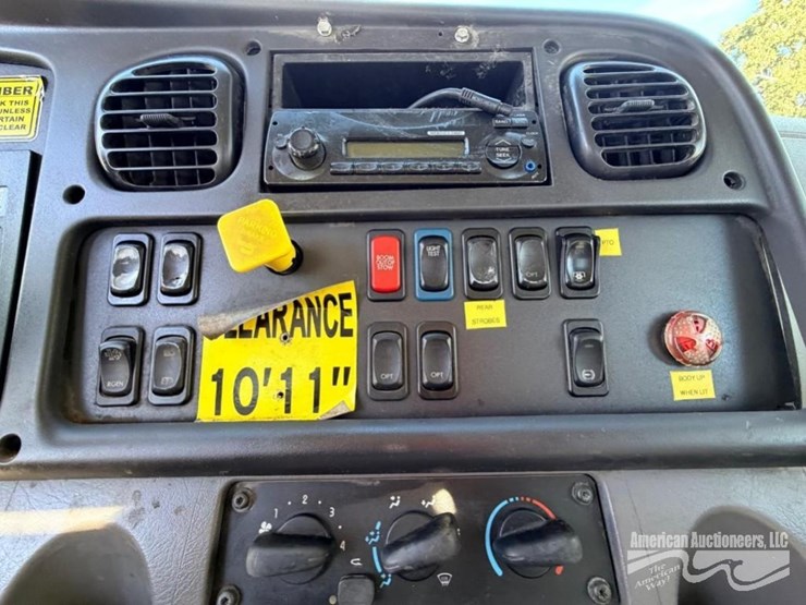 2015-freightliner-m2-106-image-13