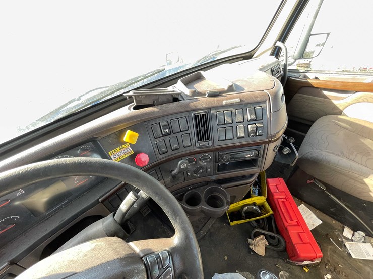 #202-•-2015-volvo-semi-tractor-(has-wi-title)-(denmark,-wi)-image-51