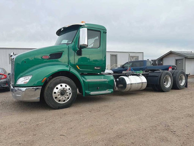 2021-peterbilt-579-image-2