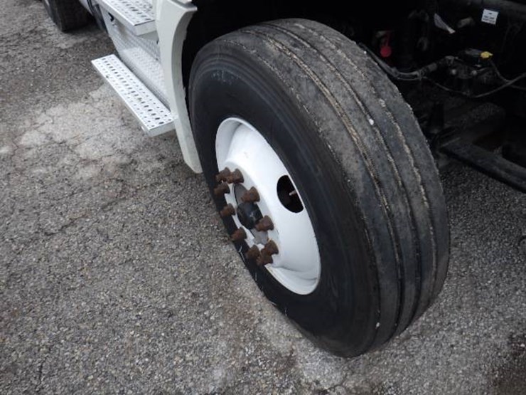 2018-freightliner-cascadia-126-image-27