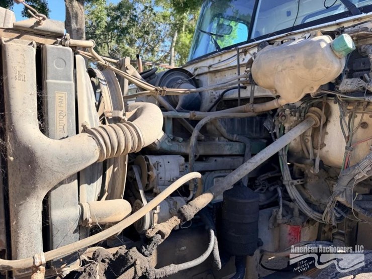 2000-volvo-wg-roll-off-truck-image-27