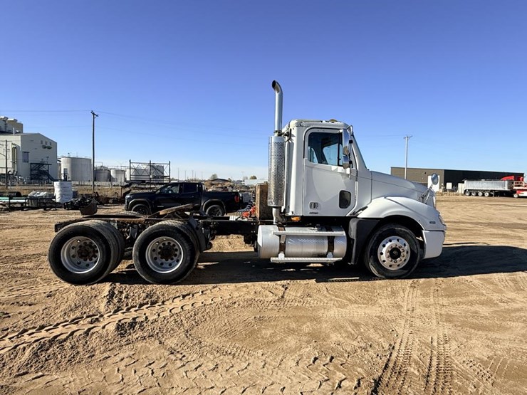 2007-freightliner-columbia-120-image-10