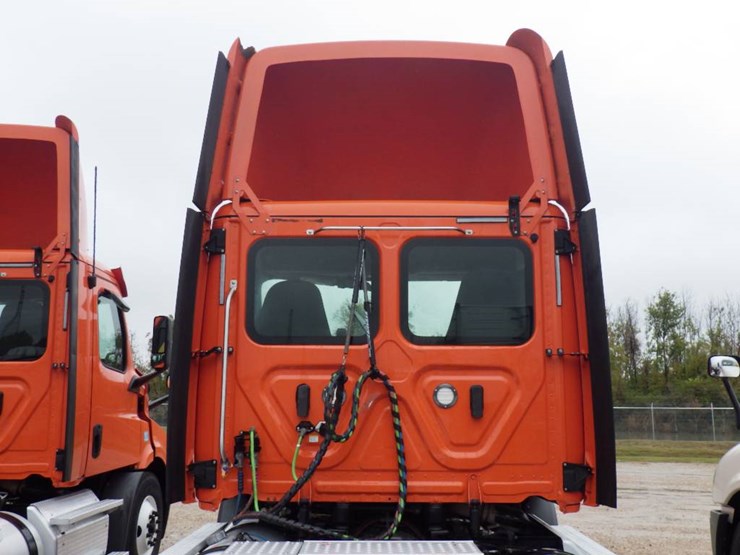 freightliner-cascadia-116-image-11