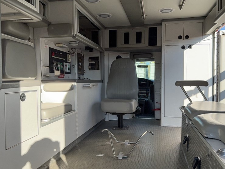 2004-ford-e450-image-9