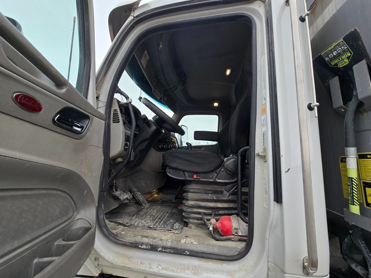 2020-peterbilt-567-image-161
