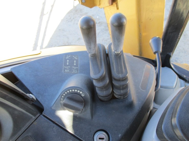 2017-caterpillar-450f-image-10