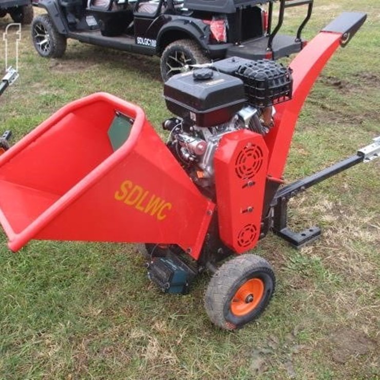 WOOD CHIPPER WOOD CHIPPER DAMAGE ON FUEL TANK NE