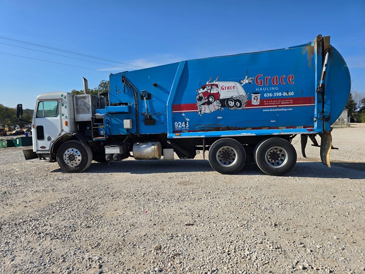 2013-peterbilt-320-image-9