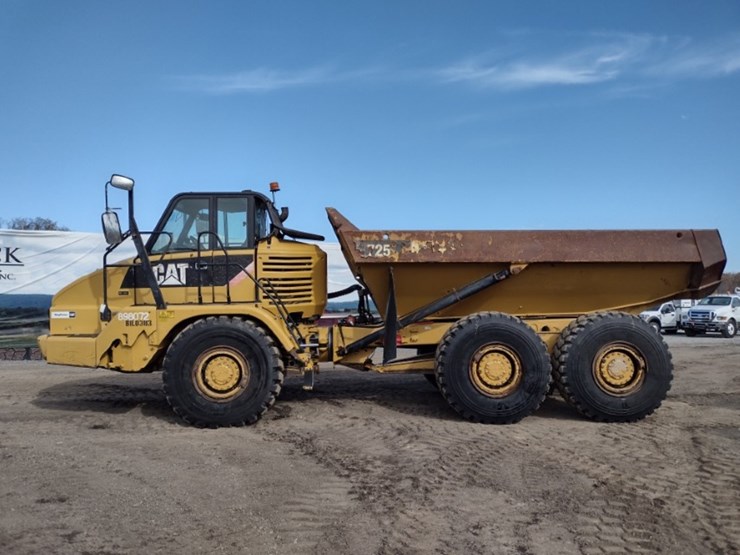 caterpillar-725-image-1