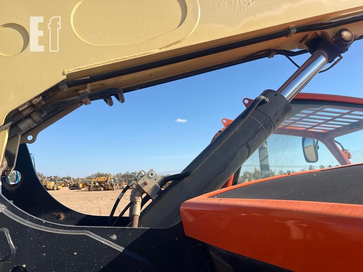 2018-jlg-742-image-17