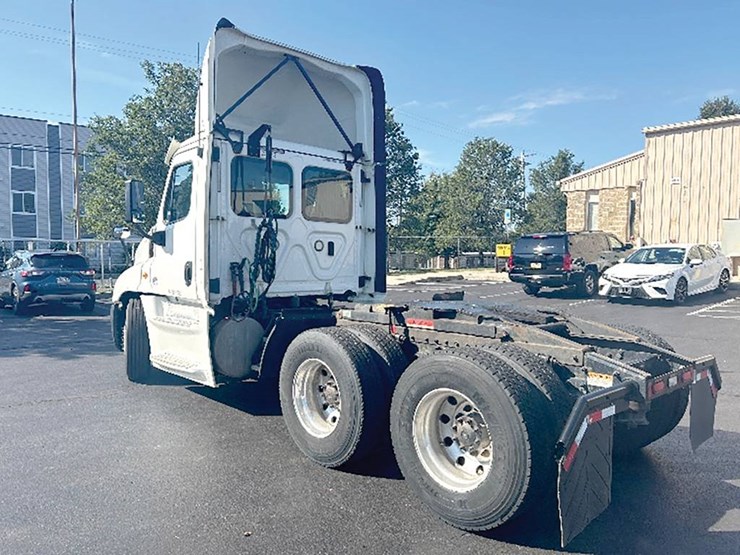 2019-freightliner-cascadia-125-image-2