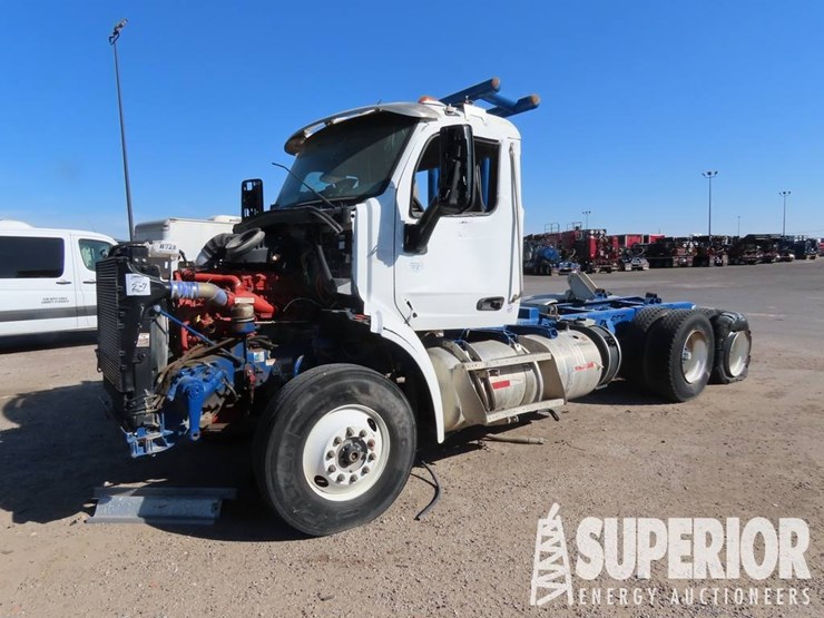 2018-peterbilt-567-image-1