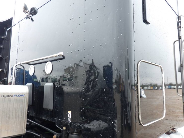 peterbilt-567-image-4