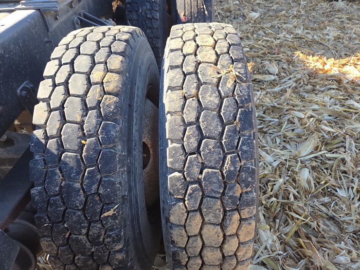 1988-freightliner-day-cab-semi-image-24