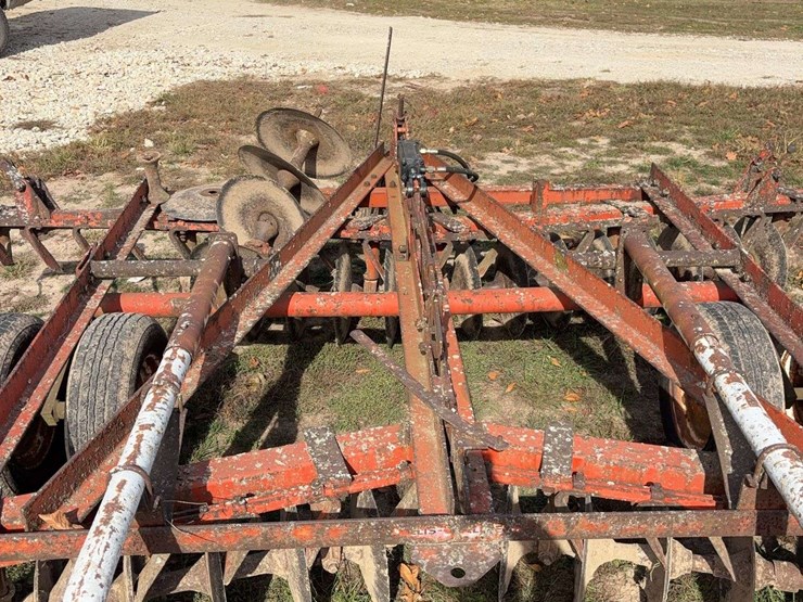 14ft-pull-type-hyd.-disk,-tandem-axle,-newer-tires,-newer-cylinder,-was-using-this-fall,-now-needs-a-new-bearing-and-shaft-on-front-left-side-image-9