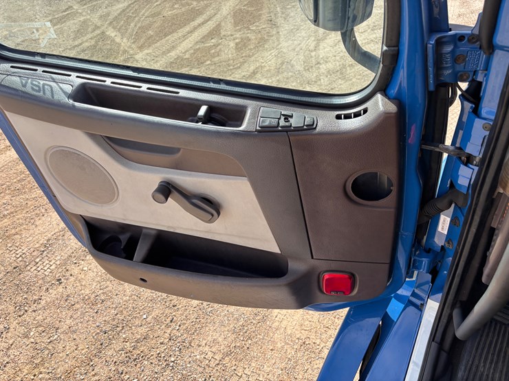 volvo-vnl64t300-image-11