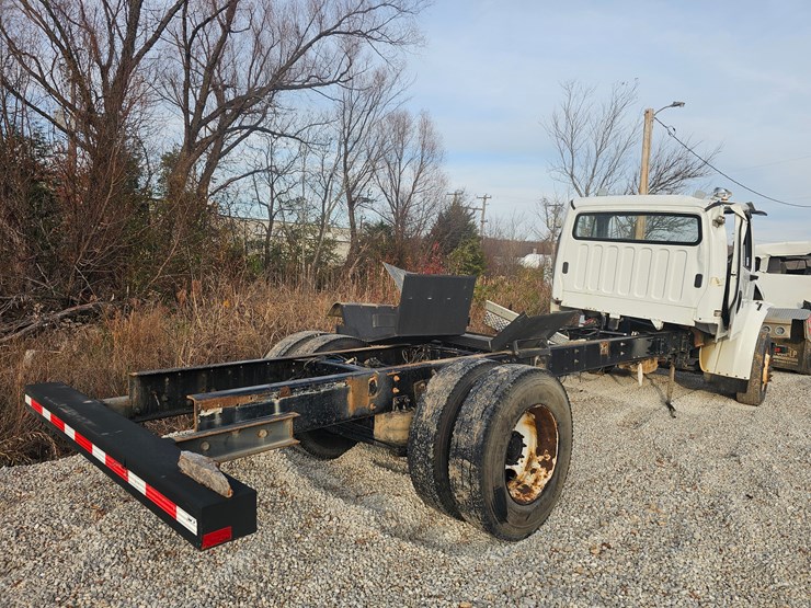 2019-freightliner-m2-106-image-7