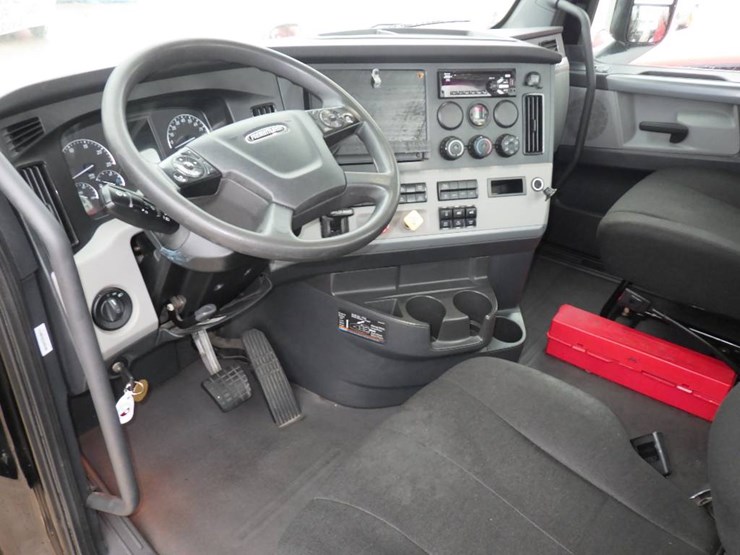 2020-freightliner-cascadia-126-image-16