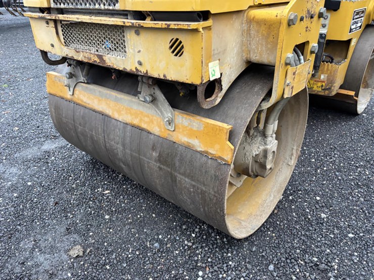 2017-caterpillar-cb24b-image-2