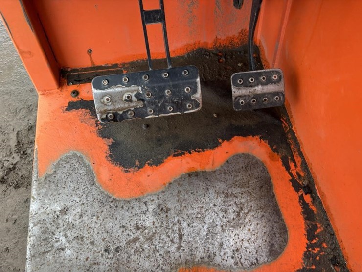 2013-jlg-g5-18a-image-32