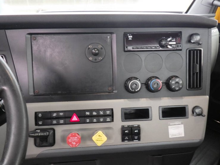 2020-freightliner-cascadia-126-image-16