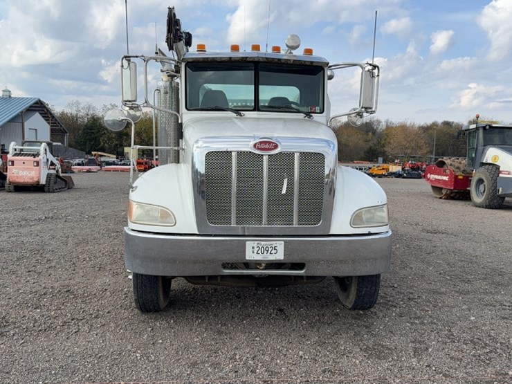 2007-peterbilt-335-image-2