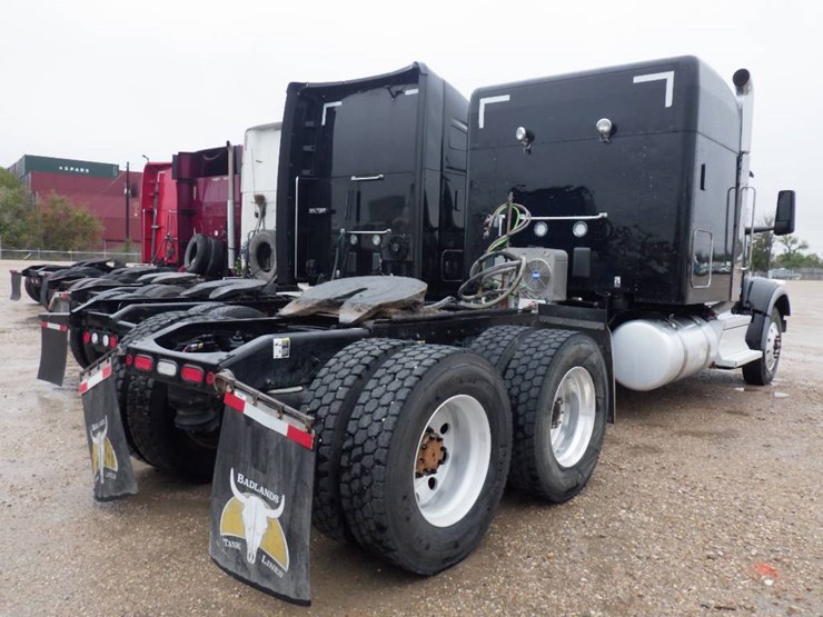 peterbilt-567-image-9