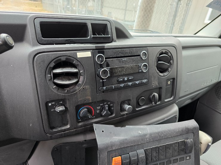 2010-ford-e450-image-32