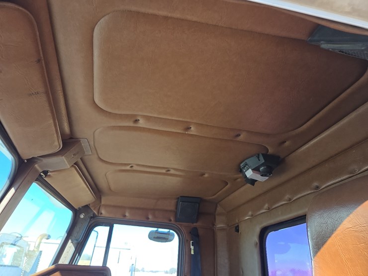 1988-freightliner-day-cab-semi-image-73