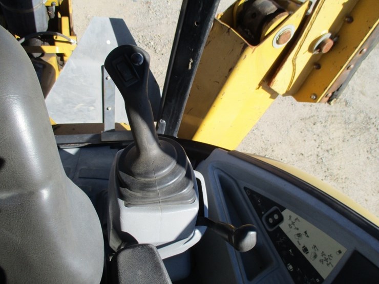 2017-caterpillar-450f-image-13